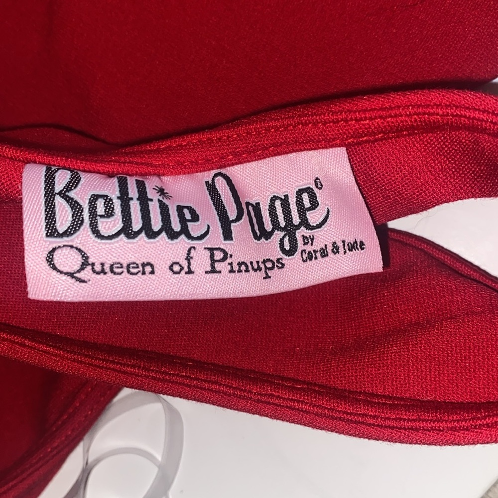 🧣👠 BETTIE PAGE QUEEN OF PINUPS RED ROMPER 😗